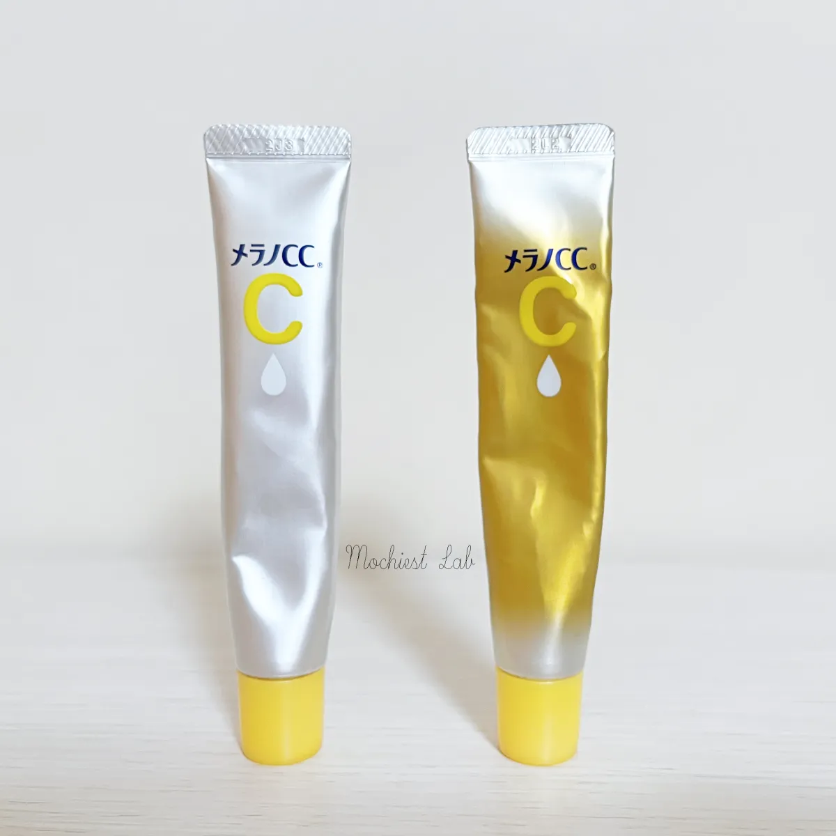 メラノCCのプレミアム美容液とノーマル美容液を並べて撮影した写真