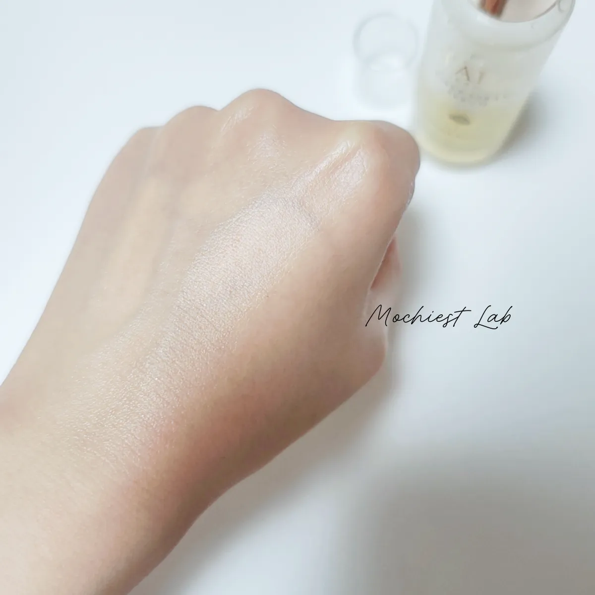 ダルバの黄色ミストを手の甲に塗って5分ほど放置した写真