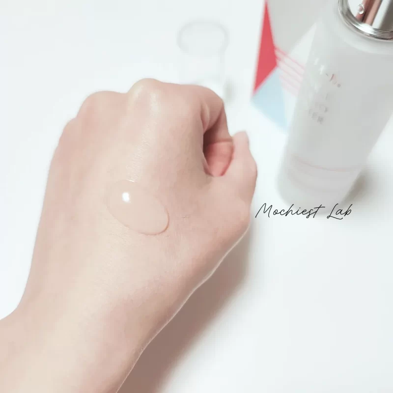 ハイチオール リンクルメラノブースターを手の甲に出した写真