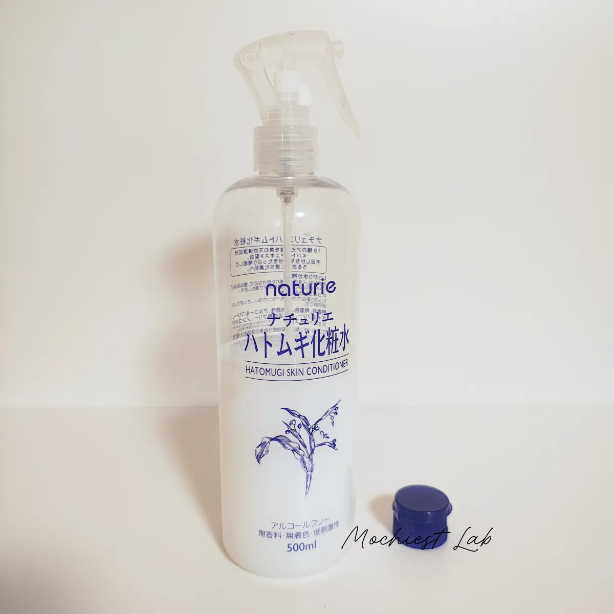 ナチュリエのハトムギ化粧水に、無印良品の付け替え用スプレーヘッドを取り付けた写真